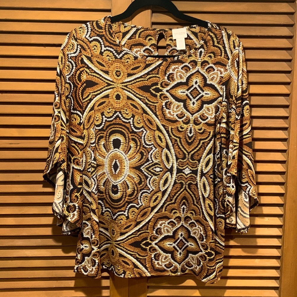 Chicos 0 flowy Bat wing blouse with keyhole detail in back
